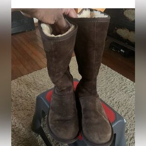 Women’s Knightsbridge UGG boots size 9 chocolate boots zip up in the back